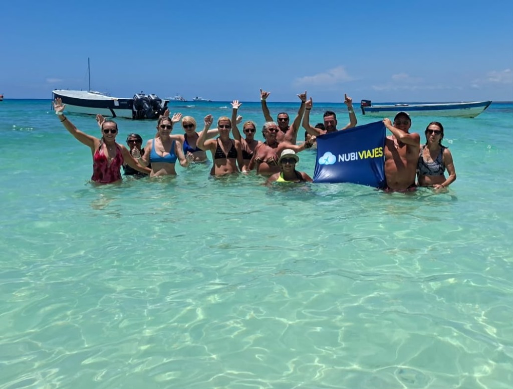 Pasajeros de Nubi Leloir en el mar de Punta Cana