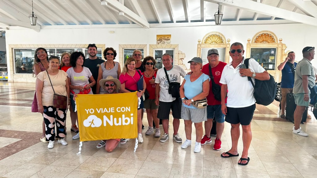 Grupo de pasajeros de Nubi Leloir en el aeropuerto