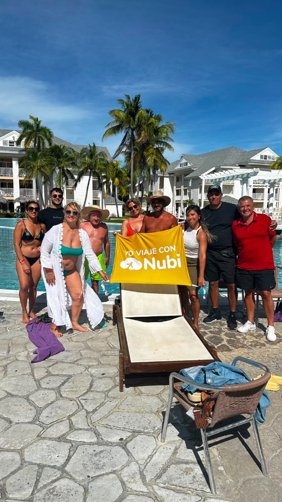 Pasajeros de Nubi Leloir en la piscina de un resort